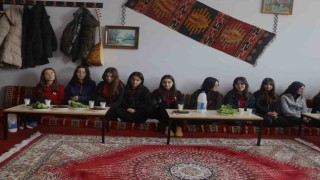 Lisede oluşturulan şark köşesi ile öğrenciler sosyalleşiyor
