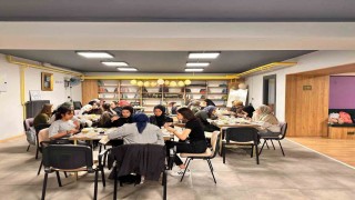 Liseli kız öğrenciler iftarda bir araya geldi
