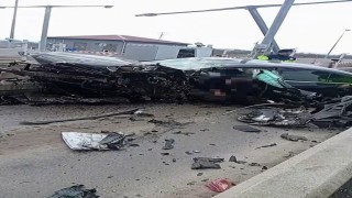 Lüks otomobil, otoyolda gişelere ok gibi saplandı: Karı-koca hayatını kaybetti