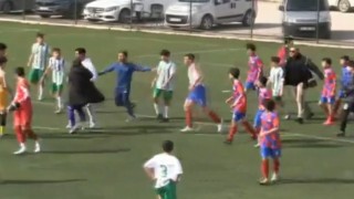 Maçın bitiş düdüğüyle birlikte futbolcu, teknik heyet ve taraftarlar birbirine girdi