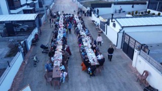 Mahalle sakinleri imece usulü sokakta toplu iftar yaptı