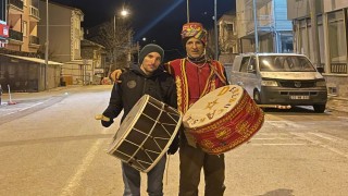 Mahalle sakinlerini 39 yıldır manileriyle sahura kaldırıyor