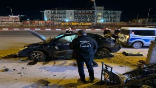 Malatyada araç önce kaldırıma, sonra duvara çarptı: 1 ölü, 1 yaralı