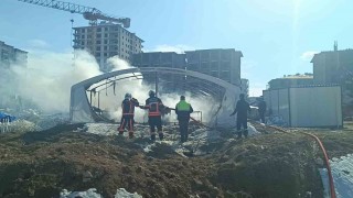 Malatyada çadır depo yangınında maddi hasar meydana geldi