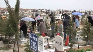 Malatyada mezarlıkta hüzünlü bayram