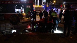 Malatyada refüje çarpan otomobil devrilip ters döndü: 1 ölü, 1 yaralı