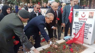 Malatyada şehitlikte buruk bayramlaşma