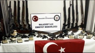 Malazgirtte silah ve mühimmat ele geçirildi