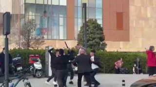 Maltepede AVM önünde bıçaklı kavga: 1 yaralı