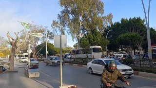 Manavgatta bayraklar aydınlatma direğini devirdi, araçlar zarar gördü