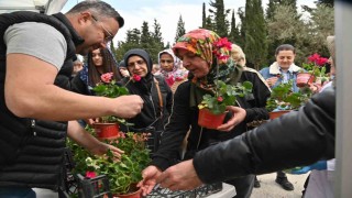 Manisada Arife günü mezarlıklarda çiçek dağıtımı yapıldı