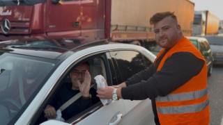 Manisada iftara yetişemeyen vatandaşlara AK Partili gençlerden ikram