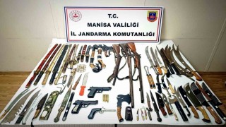 Manisada savaş aletleriyle dolu eve baskın