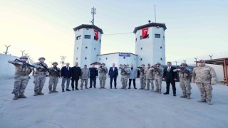 Mardin Valisi üs bölgesinde jandarma ve komandolarla iftar yaptı