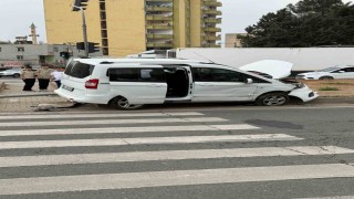 Mardinde araç direğe çarptı: 5 yaralı