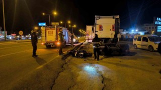 Mardinde motosiklet park halindeki tıra çarptı: 2 yaralı