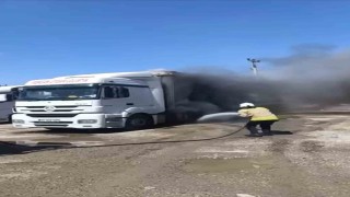 Mardinde park halindeki iki tır alev alev yandı