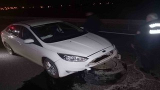 Mardinde seyir halindeki otomobilin sürücüsü, tırdan fırlayan tekerin çarpması sonucu yaralandı