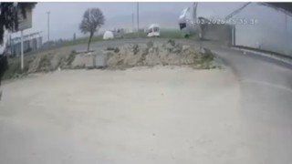 Mardinde tırın KGYS direğine çarptığı anlar güvenlik kamerasına yansıdı