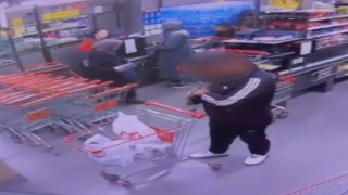 Marketteki kasiyerin cep telefonunu çalan hırsız kamerada