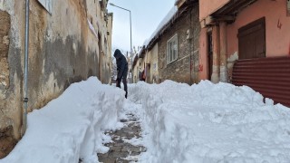 Mart kapıdan baktırdı