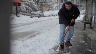 Mart kapıdan baktırdı: Bayburt güne 15 santimetreyi bulan karla uyandı