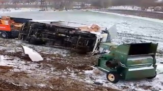 Mart karı kazaya neden oldu, tarlaya uçan araç sürücüsü yaralandı