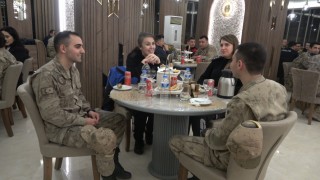Mehmetçik ve Emniyet güçleri, sınırın sıfır noktasında iftarda buluştu