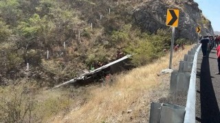 Meksikada yolcu otobüsü şarampole yuvarlandı: 11 ölü