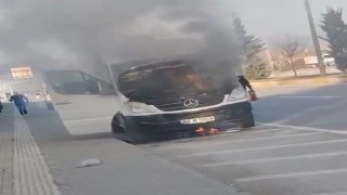Mercedes alevler içinde kaldı, işçiler güçlükle kurtuldu