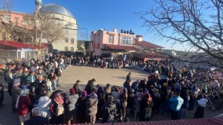 Mersin Erdemlide mahalleli meydanda bayramlaştı