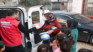 Mersinde iftar yemekleri, ihtiyaç sahiplerinin sofralarına ulaşıyor