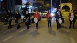 Mersinde kadın davulcular vatandaşları manilerle sahura uyandırdı