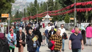 Mezarlıklar doldu taştı: Hüzün ve gurur