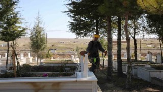Mezarlıklarda bayram hazırlığı başladı