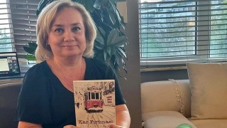 Milaslı Yazar Sibel Köklü, Yılın Polisiye Roman Ödülünü Aldı