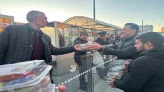 Milletvekili Hatipoğlu, vatandaşlara iftarlık ikramında bulundu