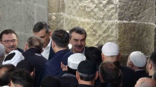 Milli Eğitim Bakanı Yusuf Tekin, bayram namazını Ulu Camide kıldı, vatandaşlarla bayramlaştı