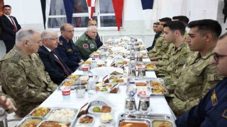 Milli Savunma Bakanı Güler, Çanakkalede Amfibi Kolordu Komutanlığında görevli askerlerle iftar yaptı
