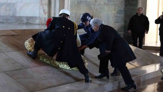 Milli Savunma Bakanı Yaşar Gülerin eşi Demet Güler, 8 Mart Dünya Kadınlar Günü dolayısıyla Anıtkabiri ziyaret etti