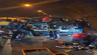 Minibüs ile kepçe tünelde çarpıştı, araçta sıkışan 2 kişiyi itfaiye kurtardı