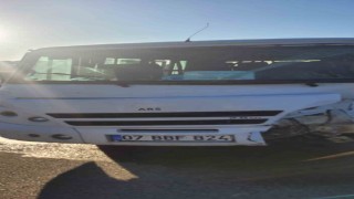 Minibüsle otomobilin çarpıştığı kazada 16 kişi yaralandı