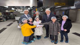 Minik öğrenciler harçlıklarını ihtiyaç sahipleri için bağışladı
