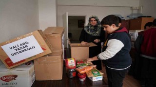 Minik öğrenciler harçlıklarıyla Ramazan kolisi hazırladılar