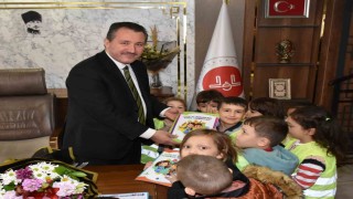 Minik öğrencilerden anlamlı bağış