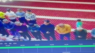 Minik yaramaz namaz kılan yaşlı adamı yere düşürdü