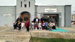 Miniklerden muhtar dedelerine bayramlaşma ziyareti