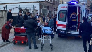 Motosiklet ile otomobil kafa kafaya çarpıştı: 4 yaralı