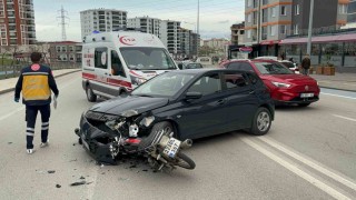 Motosiklet otomobile ok gibi saplandı: 1 yaralı