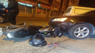 Motosiklet otomobilin altına girdi: 1 yaralı